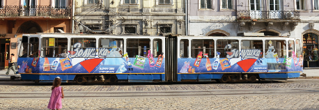 Зображення трамвая на Площі Ринок. На транспорті розміщенна реклама