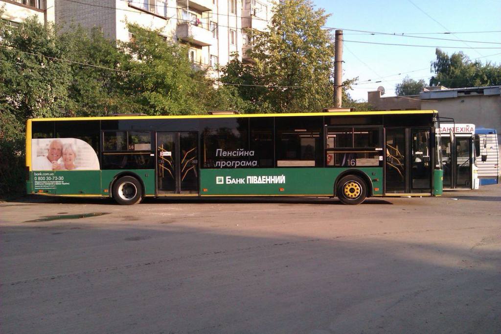 Реклама на автобусі у Львові