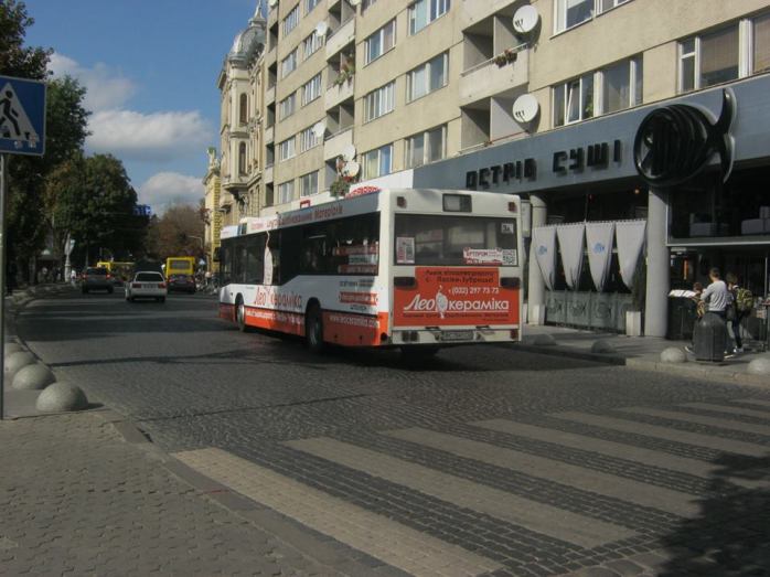 Реклама на низькопідлогових автобусах для "Леокераміки"