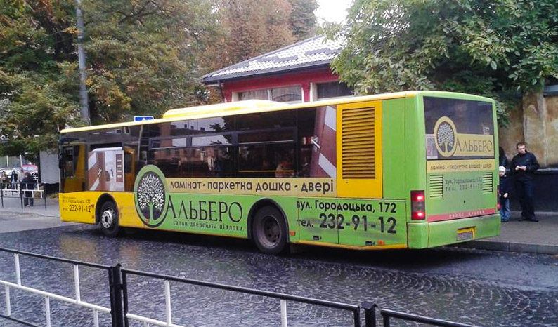 Реклама на автобусі у Львові