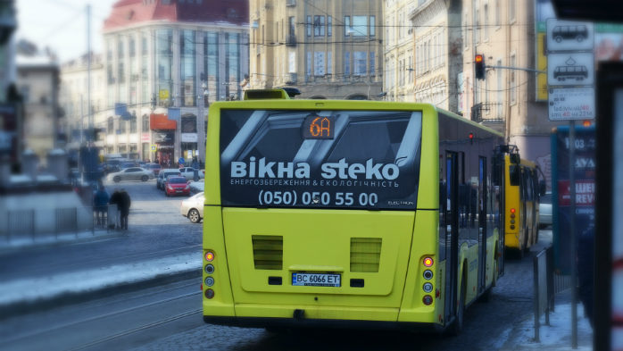 Реклама на задніх вікнах автобусів