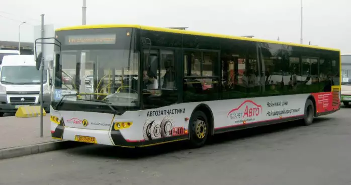 реклама на автобусі для ТМ "Планет Авто"