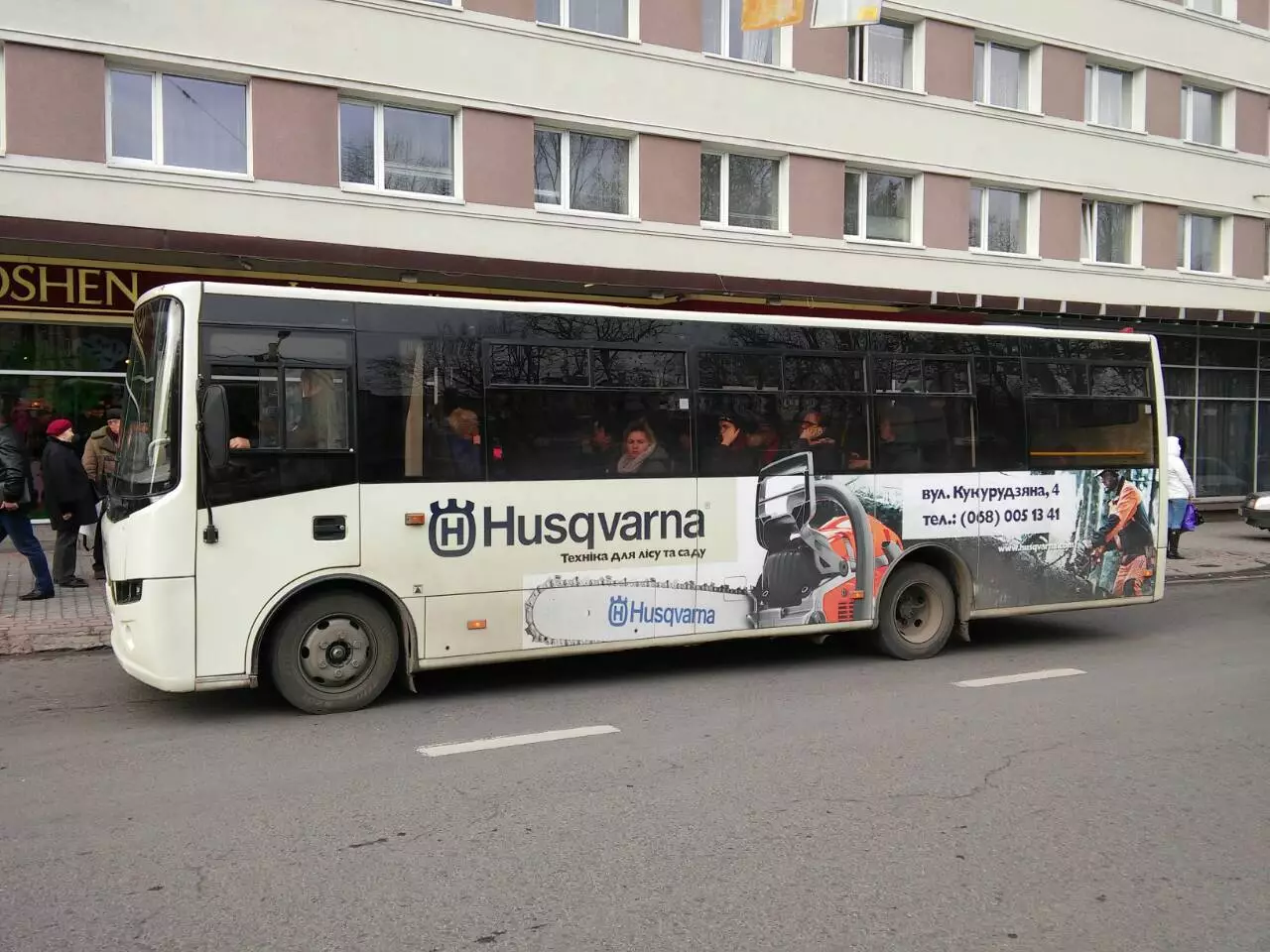 Реклама на автобусі для Husgvarna Фото 1