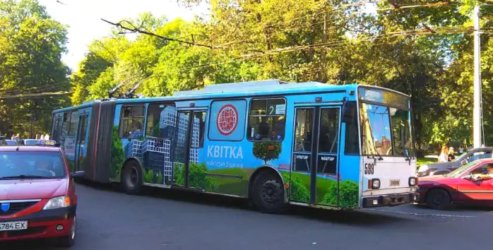 Реклама на тролейбусі